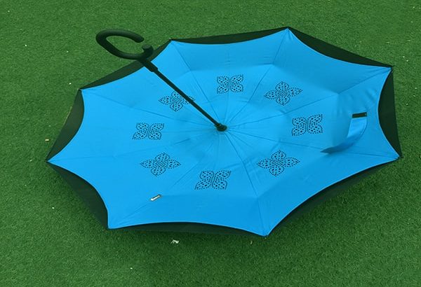 Giải pháp cho ngày mưa với ô dù gấp ngược thông minh